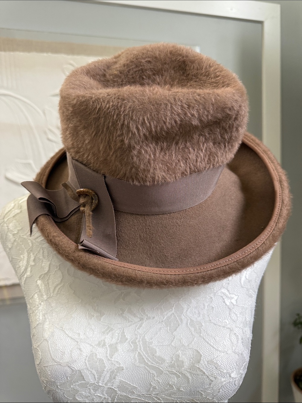 VTG 1960s Oleg Cassini Young America Musketeer Fur Felt Cloche Hat Brown Mod